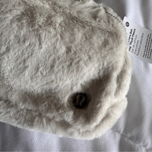 Everywhere Belt Bag Plush Fleece - Bone Silver - Picture 4 of 8